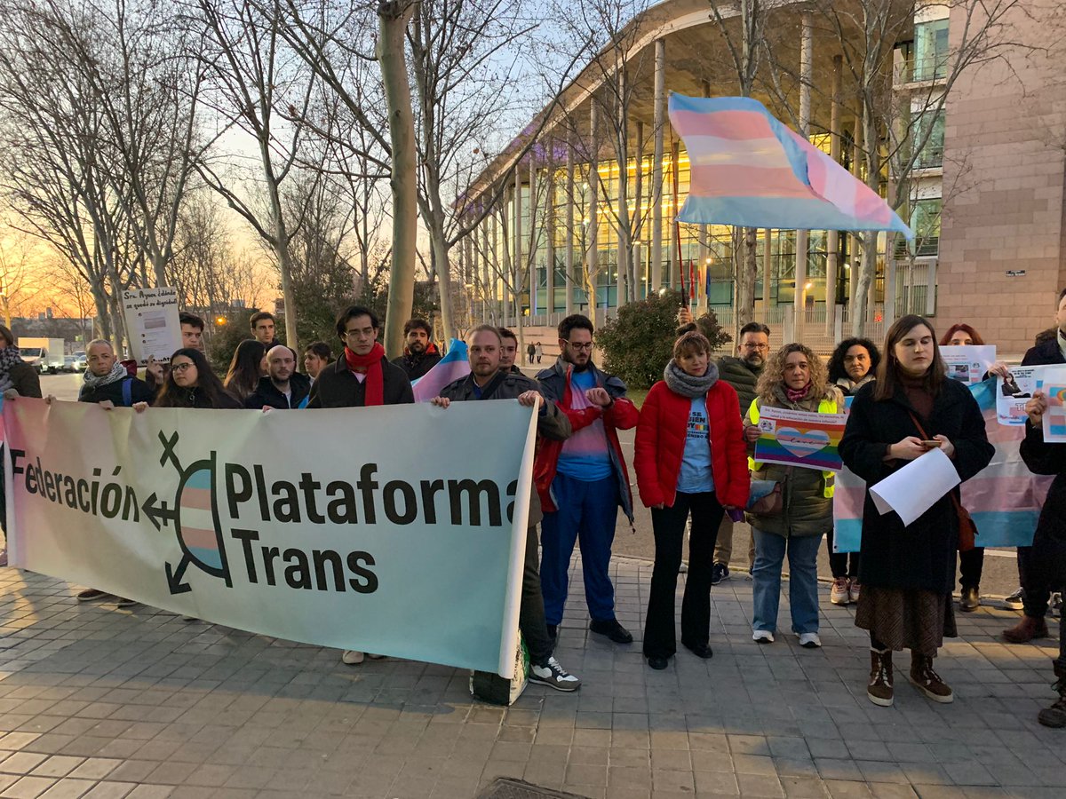 📢INDIGNACIÓN ‼️
<a href="/PlataformaTrans/">Plataforma Trans 🏳️‍⚧️ Hay Ley Trans</a> junto a otras organizaciones en protesta Asamblea Madrid por acto chulesco de Ayuso apoyando ley de Vox CONTRA DERECHOS TRANS el día que entra en vigor #LeyTrans 
Si persiste en su actitud reaccionaria correrá misma suerte que Gallardón ✊🏾🏳️‍⚧️