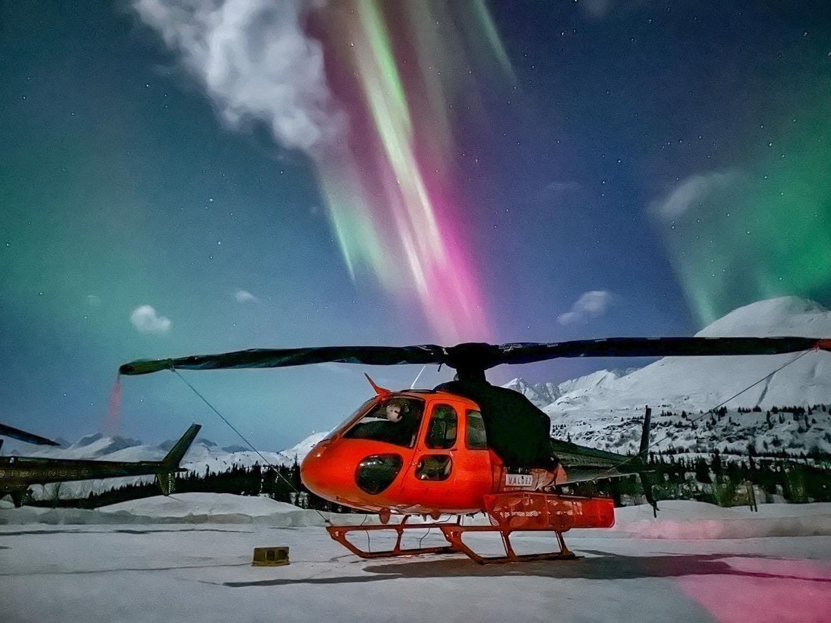 If you ever get to see the magic of the northern lights consider yourself blessed #Alaska #valdezheliskiguides