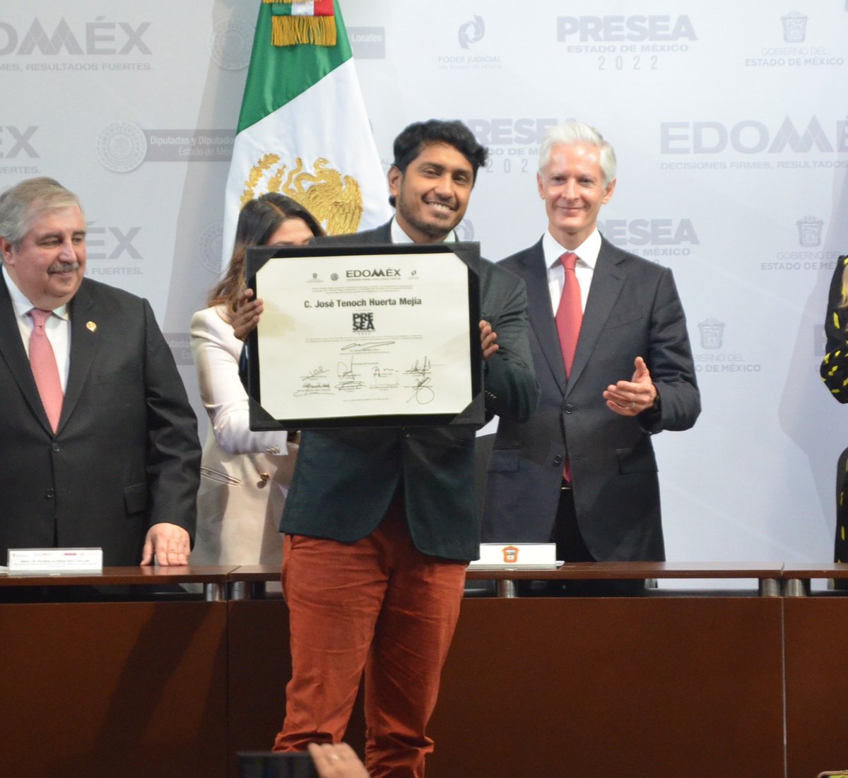 rednotimex's tweet photo. El actor mexicano de #WakandaForever, @TenochHuerta, recibió el #PreseaEdomex2022 de manos del Gobernador del Edomex, @alfredodelmazo. https://t.co/j6SXrZi4Ry