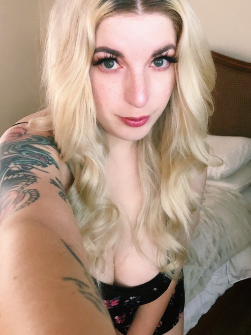 look into my eyes and then look below https://t.co/aOxqDmYtwx