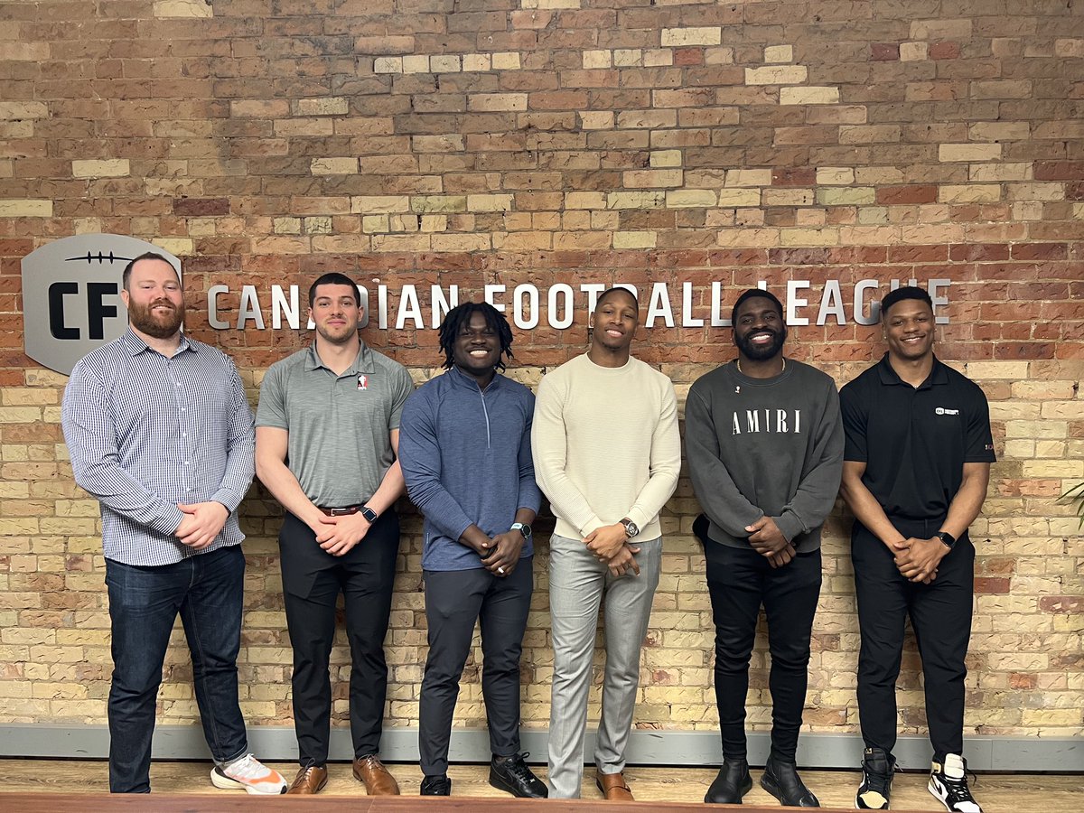 CFL's tweet photo. #CFL Player Mentorship Program: Year ✌️

All business this week! 💪 https://t.co/4VgtktRGJq