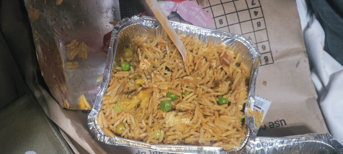ashish_csengg's tweet photo. @IRCATERING @RailwaySeva @AshwiniVaishnaw @RailMinIndia 

Dear railway fraud has been done with us,we r travelling in 12237 train and ordered fried rice and biryani but they packed something else you can see in image,

I want my refund back and need immedicate action on hotel https://t.co/fuZ4Rvi5vR