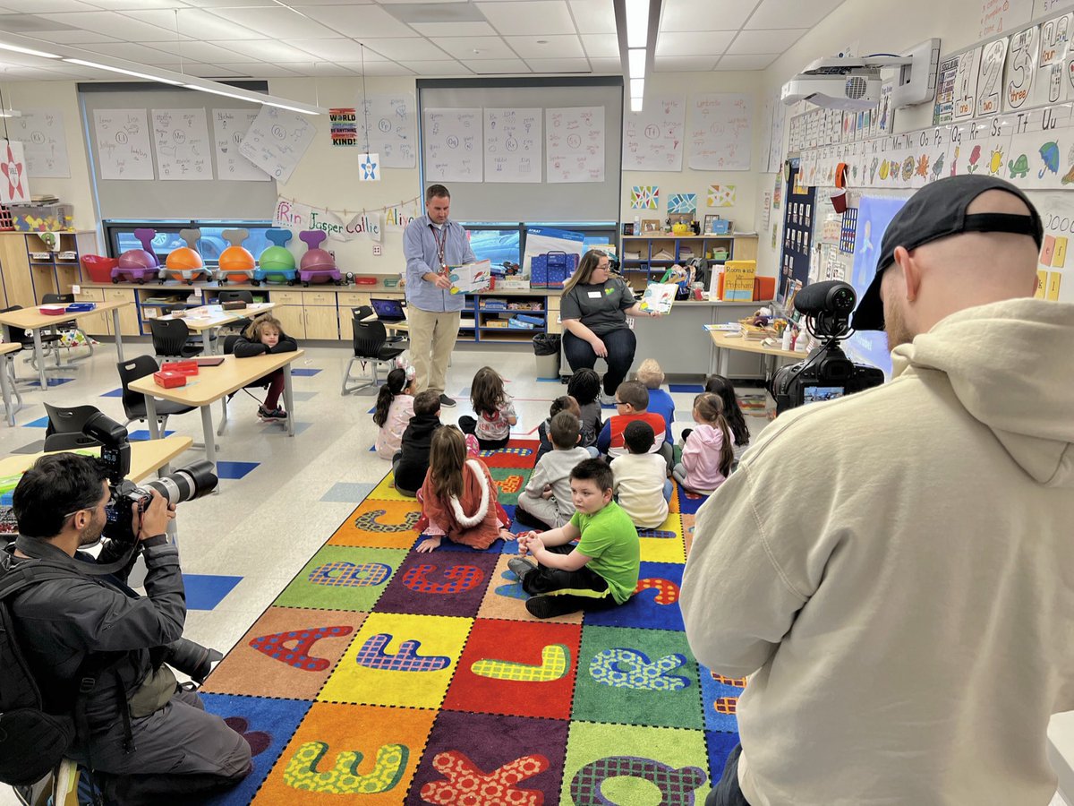 asr_media's tweet photo. We're proud to support literacy & encourage reading 🌎
The #ASRTeam was out & about in the community today with @UnitedWayGLV & @LVReads2025 to help celebrate #ReadAcrossAmerica2023 & capture all of the reading celebrations on film 📚#ASRSharesStories #BTSWithASR https://t.co/B6A7GtTd22