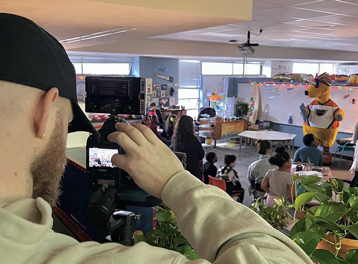 asr_media's tweet photo. We're proud to support literacy & encourage reading 🌎
The #ASRTeam was out & about in the community today with @UnitedWayGLV & @LVReads2025 to help celebrate #ReadAcrossAmerica2023 & capture all of the reading celebrations on film 📚#ASRSharesStories #BTSWithASR https://t.co/B6A7GtTd22