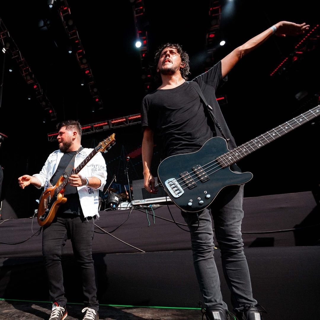 Vamos con un #Tbt 📆 de cara a nuestro último show en el reciente <a href="/CosquinRockPy/">CosquinRock Paraguay</a> 🤟🏻 2️⃣0️⃣2️⃣3️⃣ 😎

¿Estuviste ahí? 🤘🏻 ¿Lo disfrutaste? 🔥

📸: <a href="/G5pro/">G5pro</a>

#Antenna ⭐
#Antenna10años 📡🎸