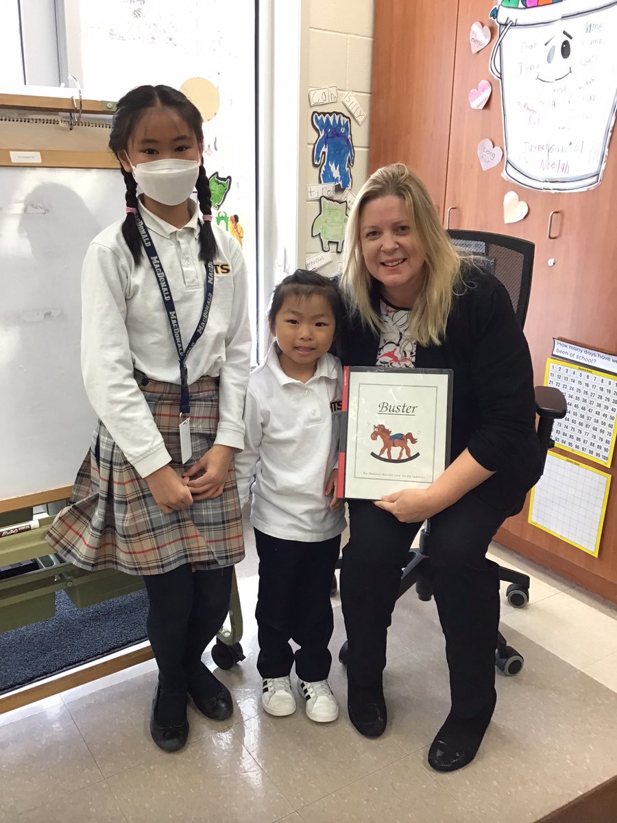 HTS_Kindies's tweet photo. Ask us about #readingthursday.🗓️📖📚 Thank you @HTS_LS_French for being our guest reader and for sharing your book you created in high school! ❤️📚📖 #BetterTogether❤️ @ConnieRanieri @HTSRichmondHill https://t.co/T97z8RJ34A