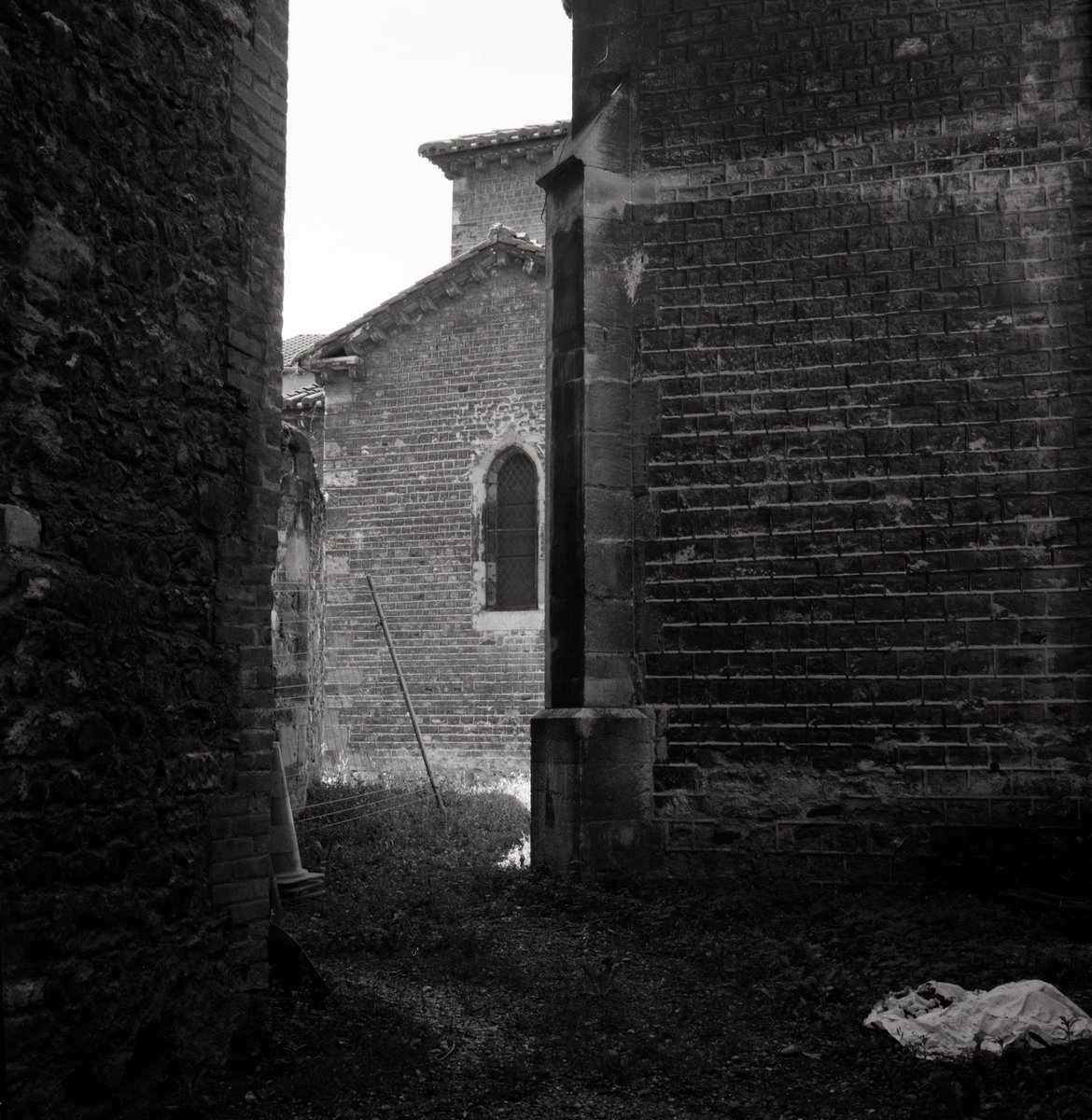 Booming80's tweet photo. #31themesanalogchallenge 
Jour 2 - Monochrome
📷 Rolleiflex, Canonet QL19
🎞️ TriX 400 https://t.co/68hM7QZDx7