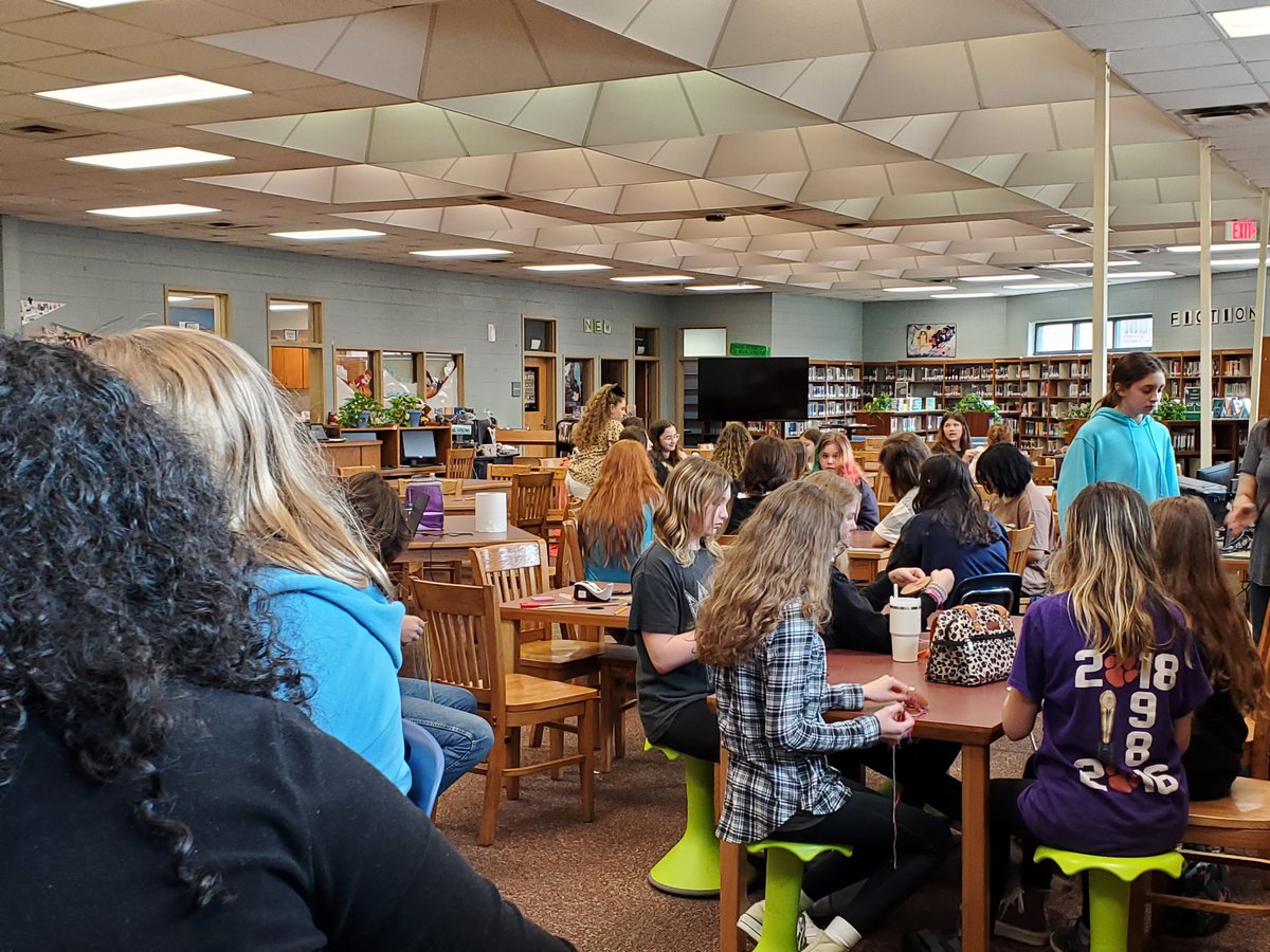 MBBennettLMS's tweet photo. I was pleasantly surprised at the large number of students who showed up for the jellyfish bracelet maker space.  Look at all those busy, happy students!

#HCSLibraryMedia #SJMSharpSharks https://t.co/DA8PKXeGG3
