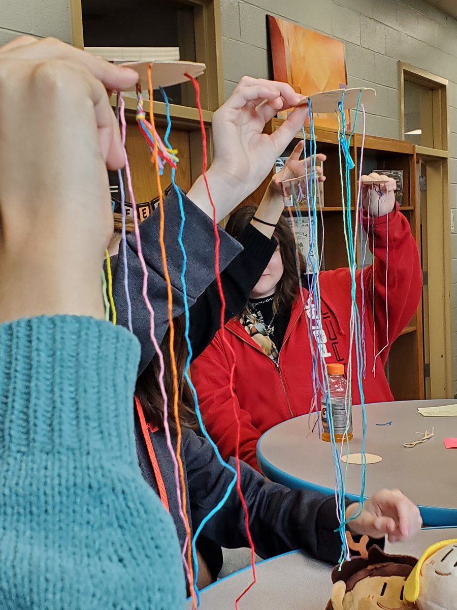 MBBennettLMS's tweet photo. I was pleasantly surprised at the large number of students who showed up for the jellyfish bracelet maker space.  Look at all those busy, happy students!

#HCSLibraryMedia #SJMSharpSharks https://t.co/DA8PKXeGG3