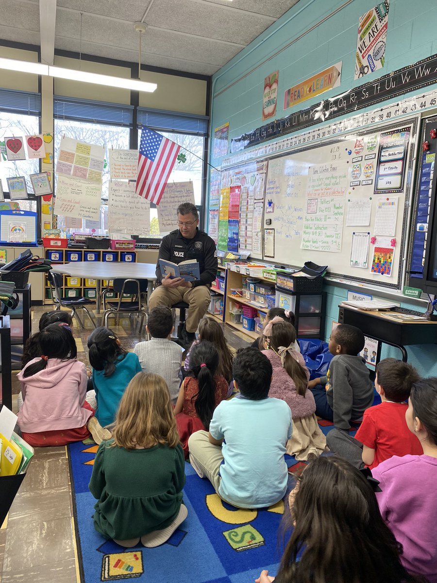 Berkley Street SRO Officer Doheny read to 1st grade! 📖 #ReadAcrossAmerica2023 #NMUKNIGHT