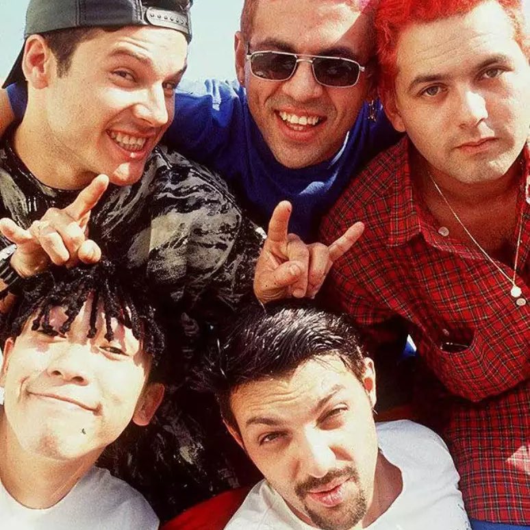 choquei's tweet photo. 🚨ETERNOS: Há 27 anos, os músicos da banda ‘Mamonas Assassinas’ morriam em um acidente aéreo na Serra da Cantareira, em São Paulo. https://t.co/VbPMTHc0nT