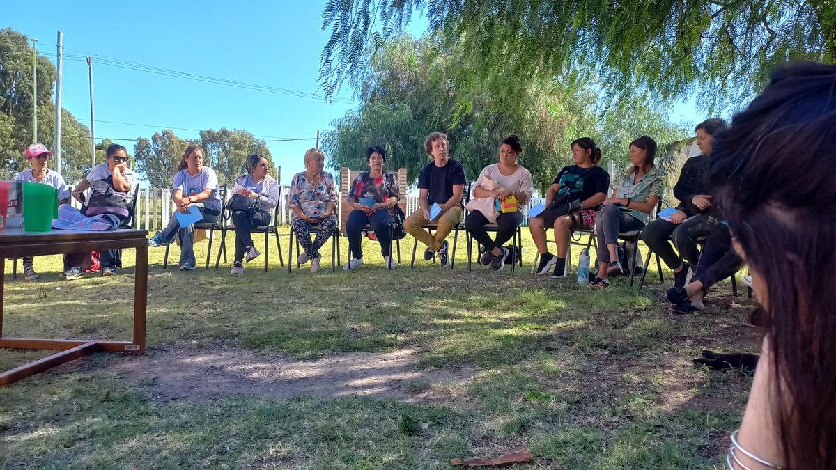 LetiziaT_Ts's tweet photo. Hoy con @VaneTroncozo participamos con #Entramar de una hermosa mañana junto a personas que asistieron a la segunda charla del ciclo de talleres para la comunidad organizadas por el CIC Spurr y el Centro Comunitario Loyola. Hablamos de violencia, prevención y promoción. https://t.co/y9aziJv7pj