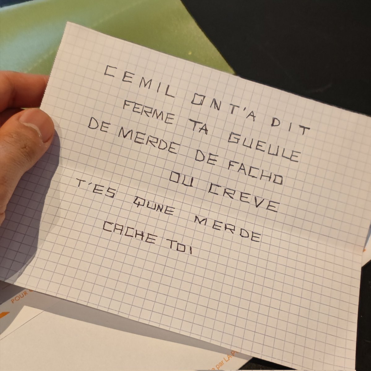 Cemil's tweet photo. Voilà ce que j'ai découvert ce matin dans ma boîte aux lettres.

Après des mois, et plus encore, d'attaques sur le web... là, venir chez moi, c'est trop.

Que les responsables sachent que je me tairai pas. Je suis et resterai un journaliste libre.

J'ai porté plainte ce jour. https://t.co/bb3CSXd8s8