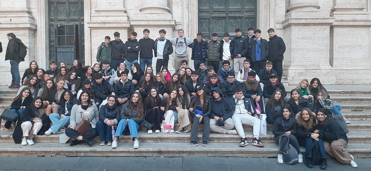enricpiriz's tweet photo. L'alumnat de #2batx de #JEStGervasi està a punt de concloure l'experiència de final d'etapa a Roma.
Un temps per revisar tot el viscut a l'etapa i per projectar a futur.
Tot un plaer #compartir, #acompanyar i #viure aquests dies amb vosaltres, nois.
@JesuitesEdu #creixer
#futur https://t.co/ayeQ3LsV0G