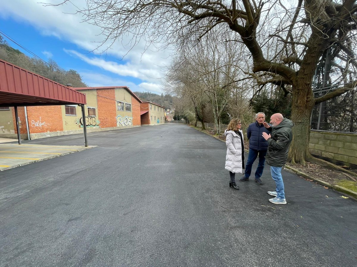 SusanaFalvarez's tweet photo. 🍊Una de las prioridades del @GPCsAsturias ha sido atender las necesidades que nos llegaban de los diferentes concejos.👍 Hoy hemos visitado la reforma del patio del Colegio Público El Bosquín en San Martín del Rey Aurelio. https://t.co/KQxY9d3yeD