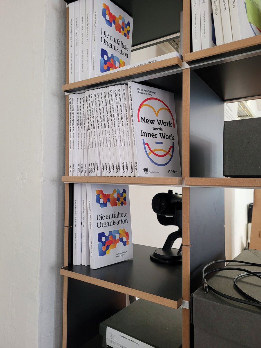 Es war ein toller Tag bisher und ich hab ganz viel Inspiration für die "entfaltete Organisation" bei <a href="/joanabp/">joana breidenbach</a> und Bettina mitgenommen. 🤗
Und ich hab den <a href="/kaman4010/">Barbaros Kaman</a> ganz zufällig dort getroffen.😅 #fangirlmoment 
#weiterbildung #organisationsentwicklung #agilecoaching