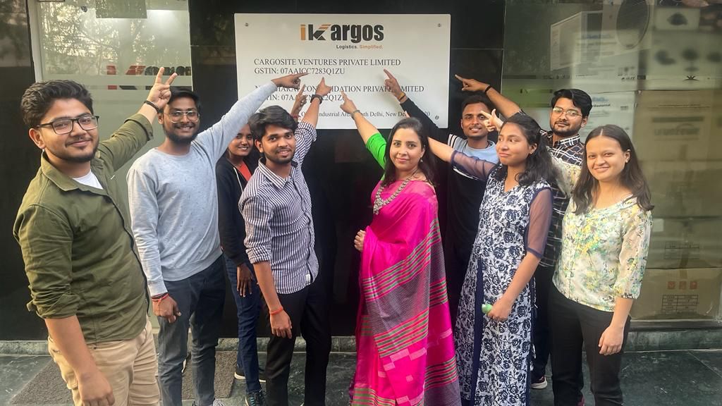 ikargos_com's tweet photo. Dear Interns,

Welcome to the #team and our 2023 #internship program. Our company is growing and changing every day and we’re thrilled to have you along for the ride. Please make waves — it’s why we hired you. https://t.co/FnMT6S3o9j