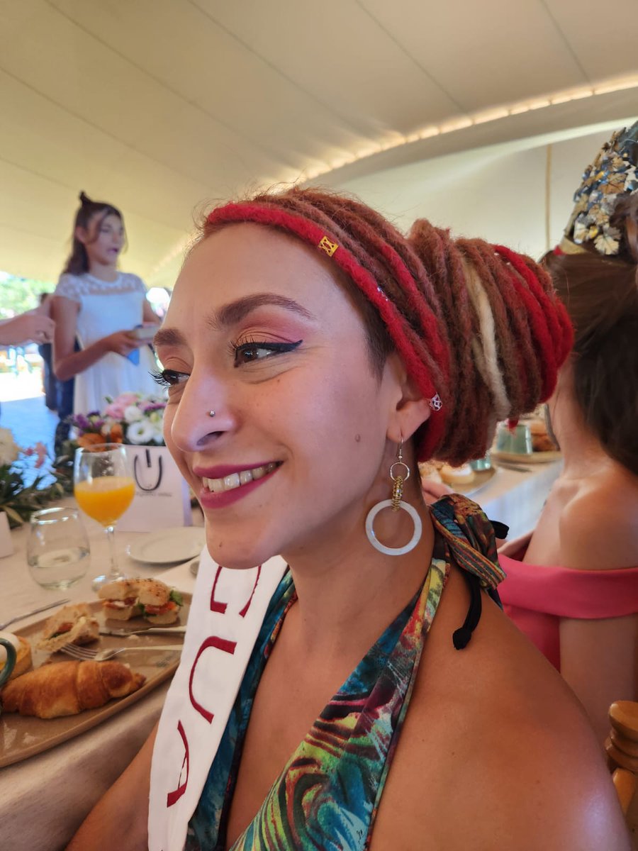 Reciclarg's tweet image. Natalia Mercery, Representante de @MuniGuaymallen, luciendo su obsequio sostenible! ❤️

#Reciclarg #Mendoza #RecyclingTechnology #Tecnologia #EconomíaCircular #ResponsabilidadSocial