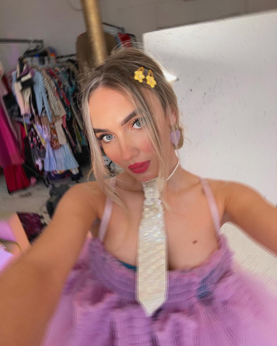 Have you listened to “Pink Glitter” yet??! If you have, thanks soooo much for the support &amp; LOVE over the past few days🍎… (Link in bio)! :p I have something else coming next week too &amp; here’s some BTS from it!! 👀🌱

Keep your eyes peeled #bigbeads #newmusic #london