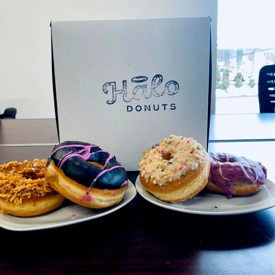 WeArePortfolio's tweet photo. Comment c'est de travailler à côté de Halo Donuts ?
- On parle souvent du fait qu'on n'aime pas trop le sucre.
- Nous sommes tentés par l'odeur des beignets frais frits du mercredi au vendredi.
- Les vendredis, on se laisse aller. Même si on n'aime pas trop le sucre.

TGIF 🍩 https://t.co/sSnnG61VmV