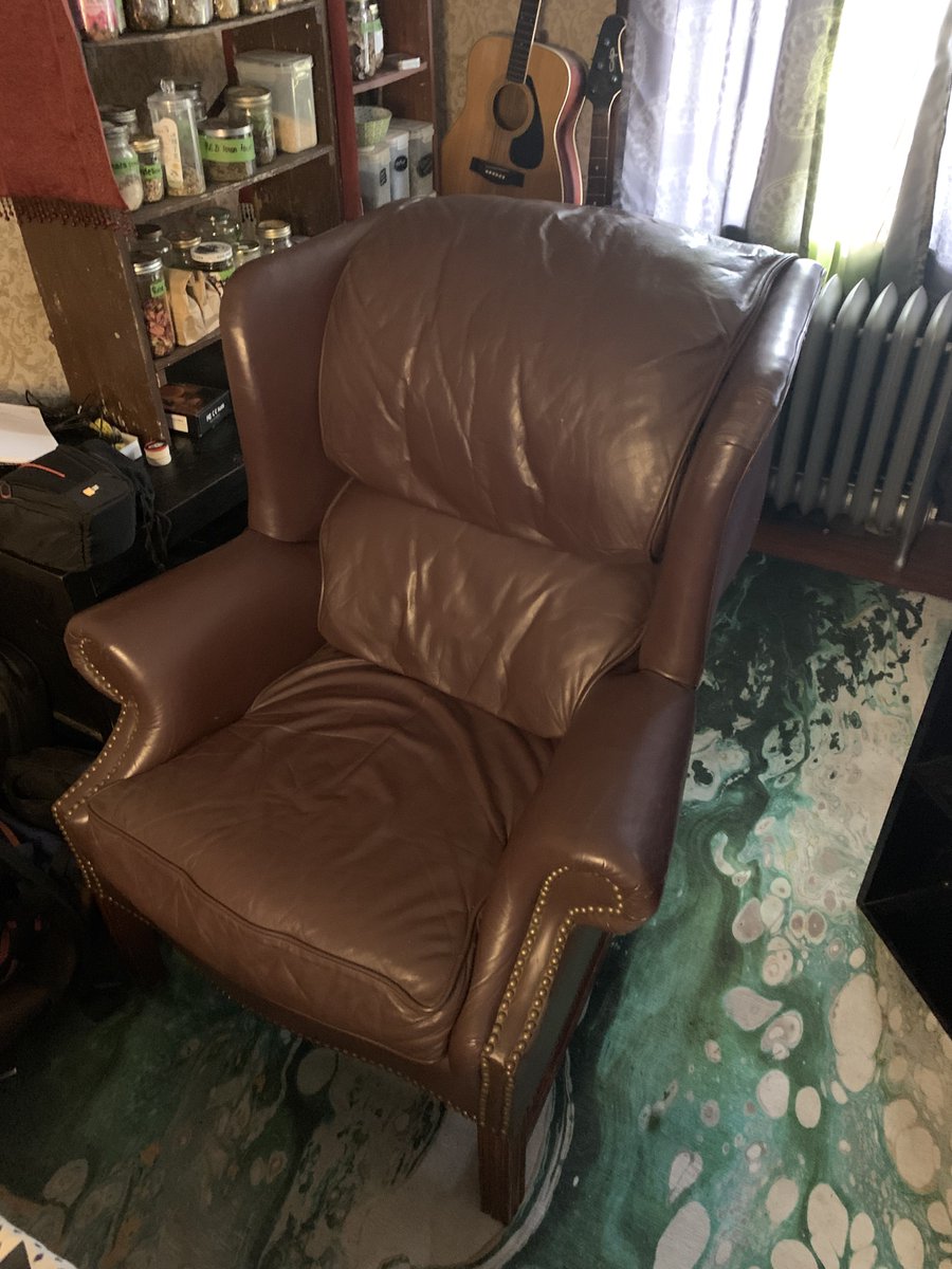 Finally the gaming throne has arrived!  Get out of here with those flimsy plastic and metal ones!  If it ain't fit to smash my enemies to pieces and luxuriously cradle my bottom, it can get the fuck out of here!  #streaminglife #Gamingchair