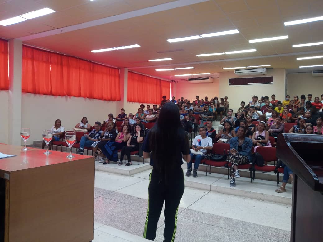 laprofedice_pod's tweet photo. La joven especialista en Investigación, Innovación y Desarrollo del Centro de Anticuerpos y Biomodelos Experimentales @LabexCim - @cim_cuba Rut Benita Yero Haber se reencuentran con su  @UOCuba Invitada al Forum Científico Estudiantil @DianaSedalYanes @SuyenRodriguez7 https://t.co/1H048pWpxY