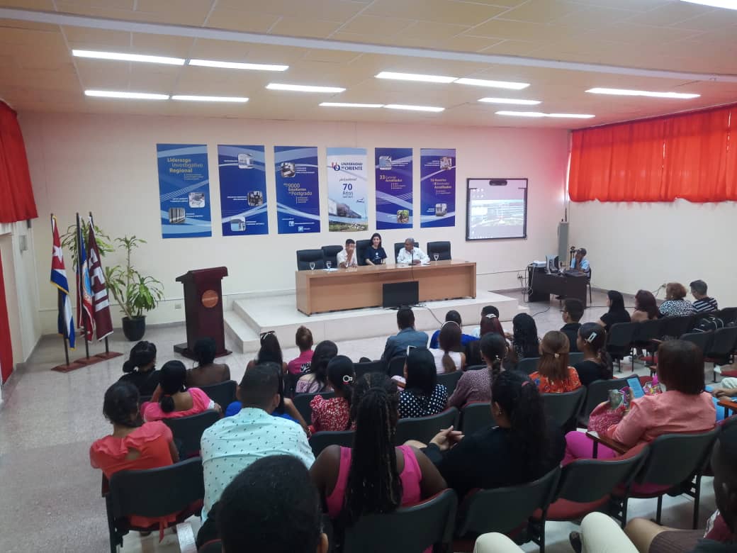 laprofedice_pod's tweet photo. La joven especialista en Investigación, Innovación y Desarrollo del Centro de Anticuerpos y Biomodelos Experimentales @LabexCim - @cim_cuba Rut Benita Yero Haber se reencuentran con su  @UOCuba Invitada al Forum Científico Estudiantil @DianaSedalYanes @SuyenRodriguez7 https://t.co/1H048pWpxY