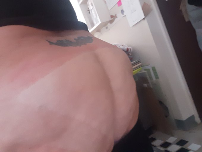 Sooooo I fucked up my tanlines...... how the hell I got a line that curves upwards idk 😖 https://t.c