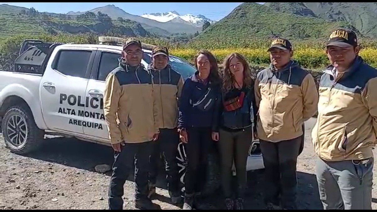 ¡Al servicio de quien más nos necesite! 
Efectivos de la Unidad de Rescate de Alta Montaña de #Arequipa con apoyo del personal de la Comisaria de Chivay rescataron a dos turistas femeninas de nacionalidad francesa y belga que se encontraban extraviadas en el #CañonDelColca.