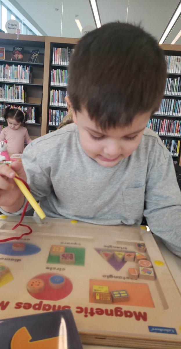 D31BeeHiveSI's tweet image. Our preschoolers are taking on the Math Madness Challenge and they are loving it! Here is an adorable photo of our little mathematicians in action! #SortingShapes #ChildhoodCuriosity  #MathIsFun @DrJoyAbrams @AP_JelaniMiller @DrMarionWilson @CSD31SI @NYCSchools