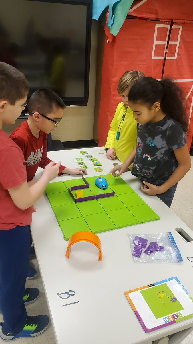 Scout_161's tweet image. #ScoutsTrailblazers second graders are learning how to collaborate and problem solve while coding with #codeandgomouse #STEM