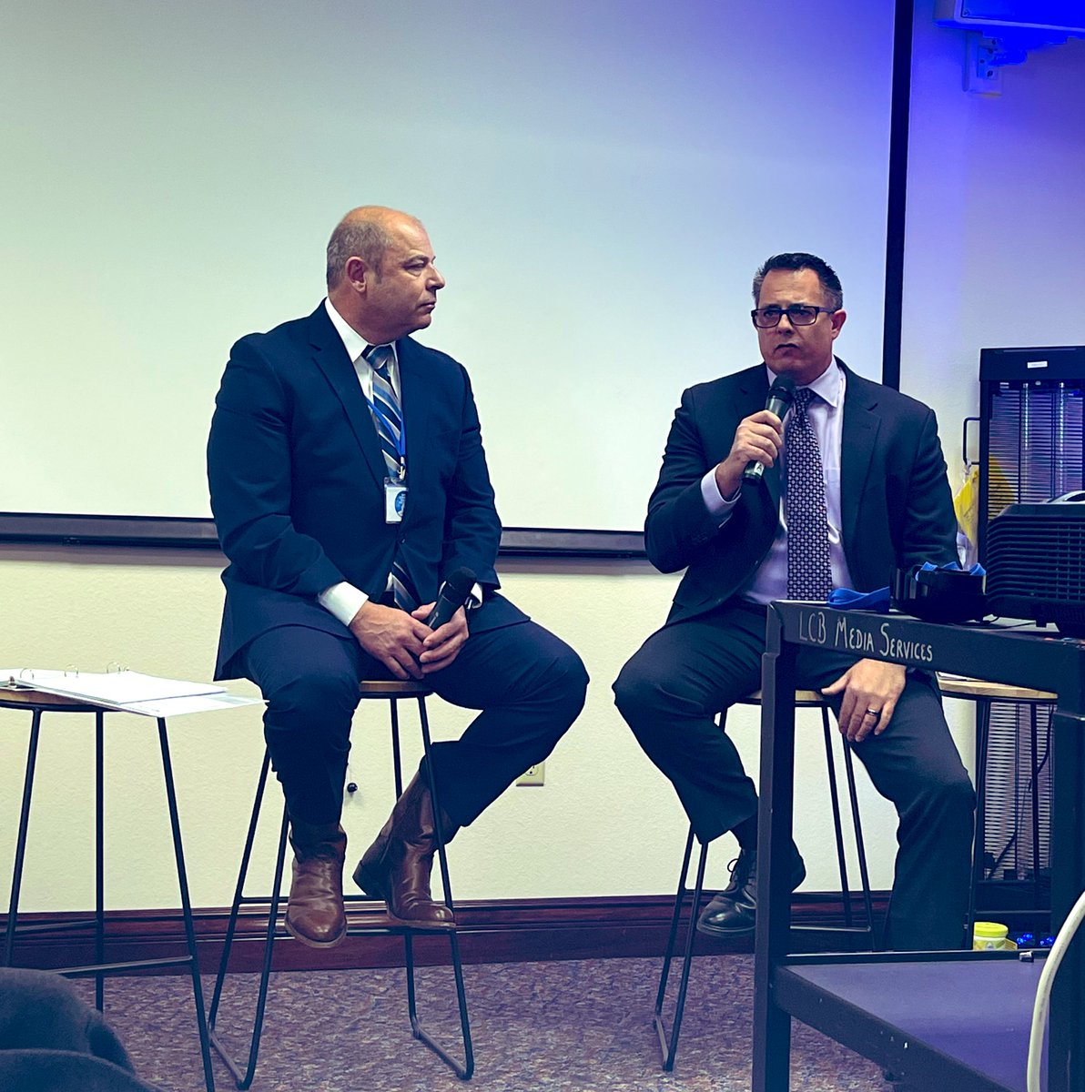 erickaaviles's tweet photo. The way Zane @SNWA_H2O presented todays status of water in southern NV session was like I have not heard it before.
He’s leading an incredible team and effort on #waterconservation and also happens to be my @LeadershipVegas classmate. Class of 2015!
#snwa #vcincc #micomunidad https://t.co/csO58ebNoO