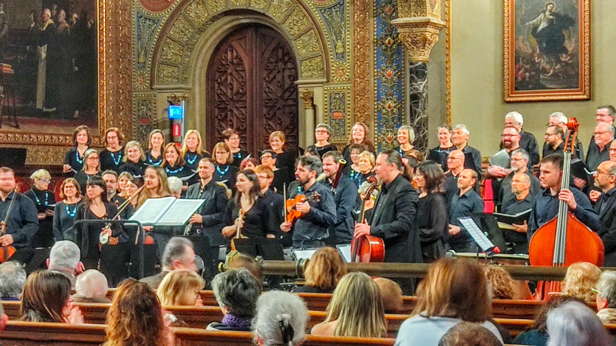 FilComUB's tweet photo. 📸La @CoralFilo de la @FilComUB Coral culmina el seu cicle de concerts «Magnificat de John Rutter» omplint de música i emoció el Paranimf de l'Edifici Històric de la Universitat de Barcelona.

L'enhorabona! 🎵👏 https://t.co/mNW8Qe8Pli