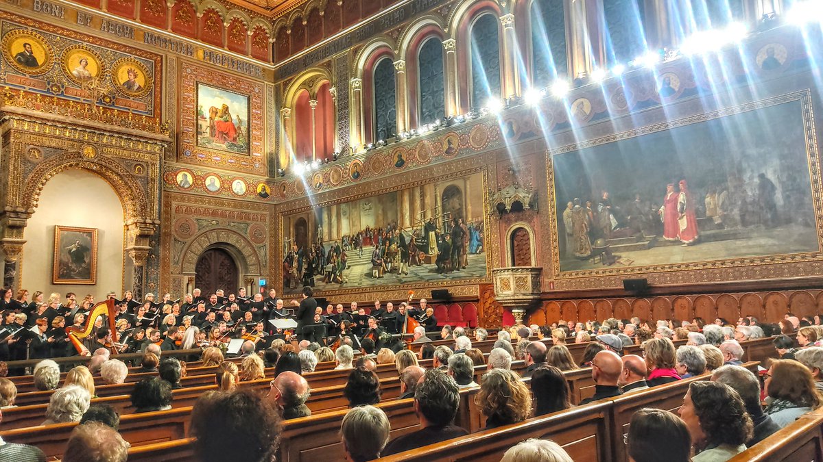 FilComUB's tweet photo. 📸La @CoralFilo de la @FilComUB Coral culmina el seu cicle de concerts «Magnificat de John Rutter» omplint de música i emoció el Paranimf de l'Edifici Històric de la Universitat de Barcelona.

L'enhorabona! 🎵👏 https://t.co/mNW8Qe8Pli