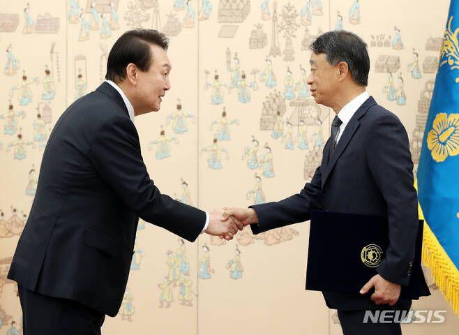 newsgongjang's tweet image. 800원 횡령 버스기사 해고 판사 근황