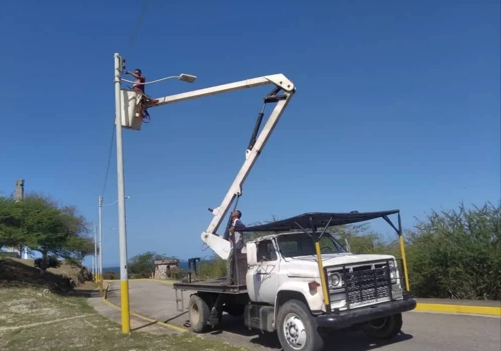 A través de la Coordinación de Servicios Generales de nuestra @AlcalGMarcano y la Directiva del Fortín de La Galera logramos reparar diferentes lámparas que presentaban fallas de iluminación en este emblemático sitio turístico, aportando seguridad para propios y visitantes.