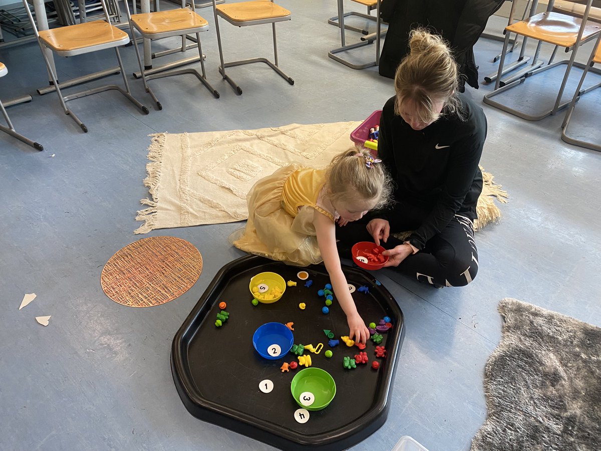ElccPark's tweet photo. Some more fun from #mathscafe #familyengagement #learningtogether @GlasgowLEL @grant_ht @HaghillTeam https://t.co/KRgTfIRjtw