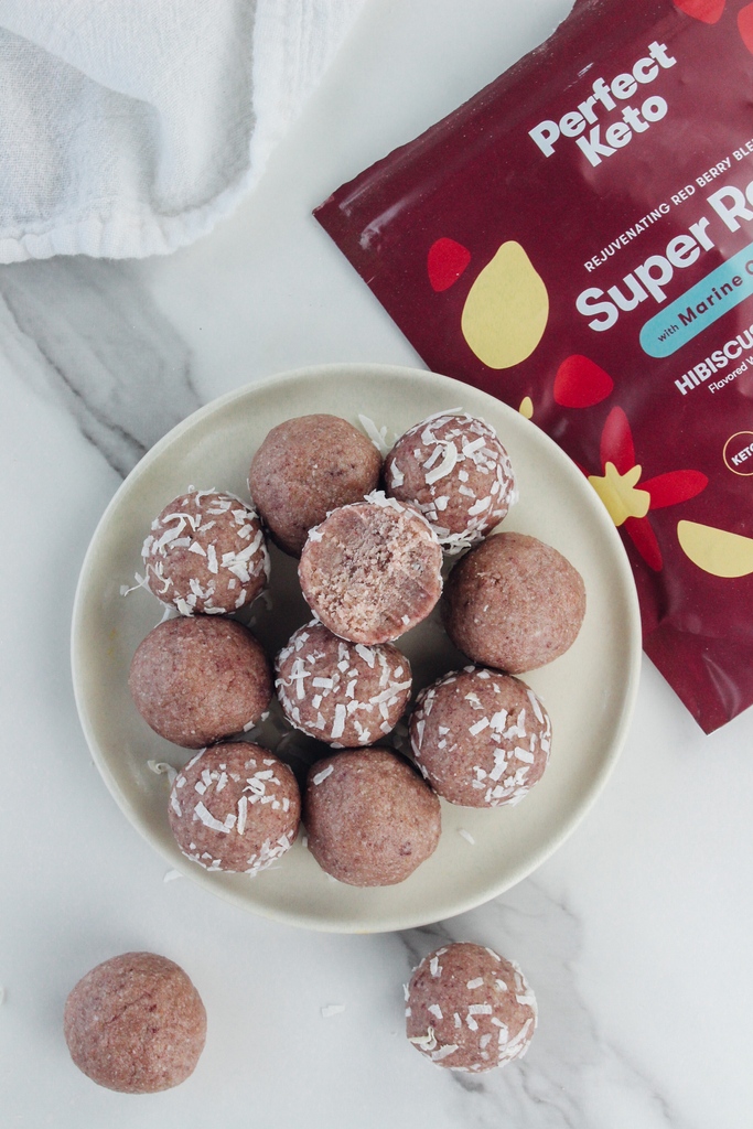 perfectketones's tweet image. Super Reds isn't just for sippin'! Amp up your snack game and boost your antioxidant intake with these easy, #nobake Hibiscus Lemonade Coconut Bites.🌺🍋

They're grain-free, gluten-free, full of #healthyfats, and have #noaddedsugar.

Recipe👇
instagram.com/perfectketo