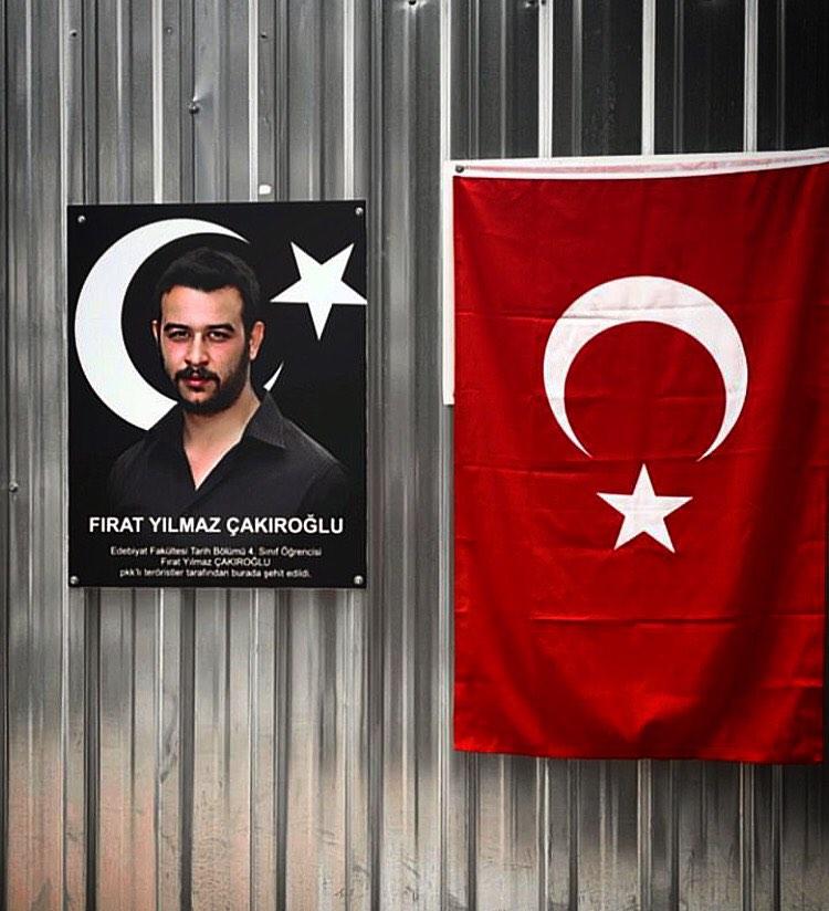 Rabbim kitabında bile derken
Şehitlerin ölmedigini,ben sana
Öldun diyemem!sen ölmedin 
Bizimlesin yanımızda sın fırat'ım #FıratYılmazCakıroğlu 
#sehitlerolmez