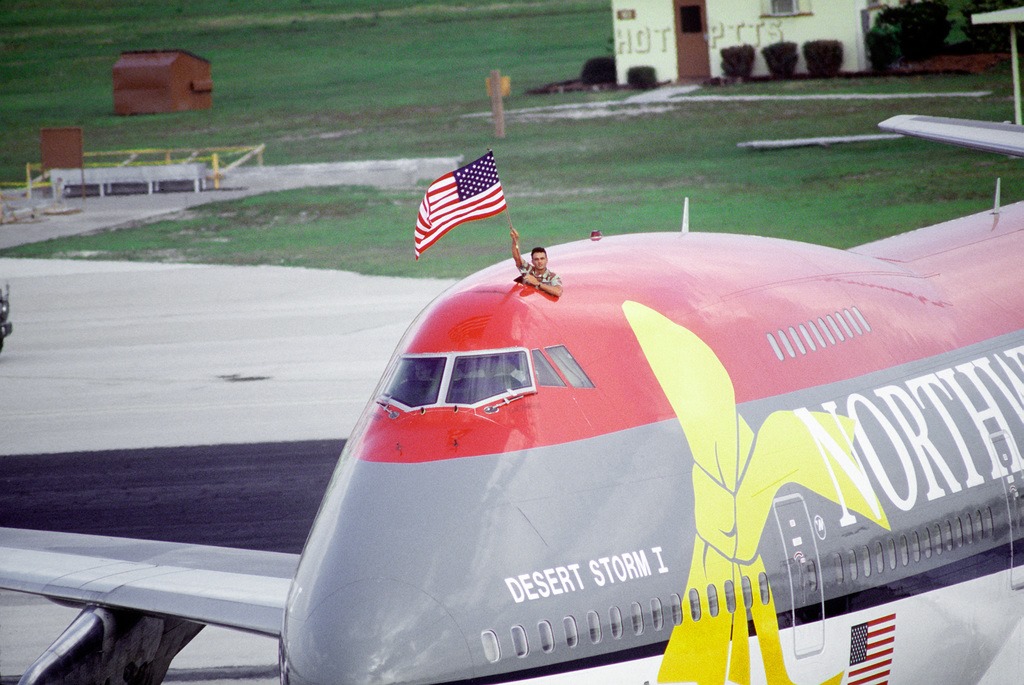 honortheservice's tweet photo. 1991: A Boeing 747 jet aircraft arrives on base with troops returning from deployment in the Persian Gulf during Operations Desert Shield/Desert Storm.
Location: MacDill AFB, Florida
@honortheservice 
https://t.co/vmUjRdrI84 https://t.co/zCL1btKHac
