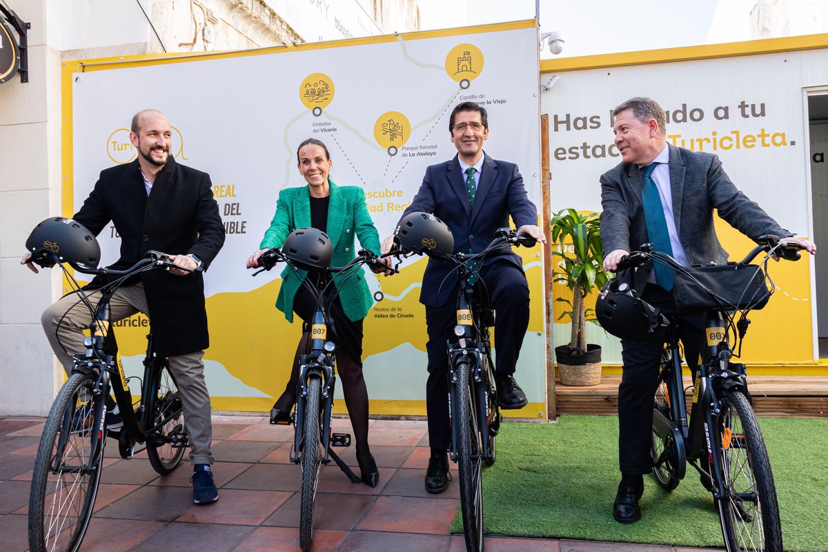TuriCleta's tweet photo. Hoy hemos inaugurado la primera estación de Turicleta en la Plaza Mayor de Ciudad Real con la visita de @garciapage acompañado de @JoseleCaballero y @MasiasEva que muy pronto estará en pleno funcionamiento https://t.co/qHH2BhQFJY