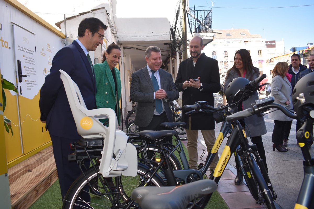 TuriCleta's tweet photo. Hoy hemos inaugurado la primera estación de Turicleta en la Plaza Mayor de Ciudad Real con la visita de @garciapage acompañado de @JoseleCaballero y @MasiasEva que muy pronto estará en pleno funcionamiento https://t.co/qHH2BhQFJY