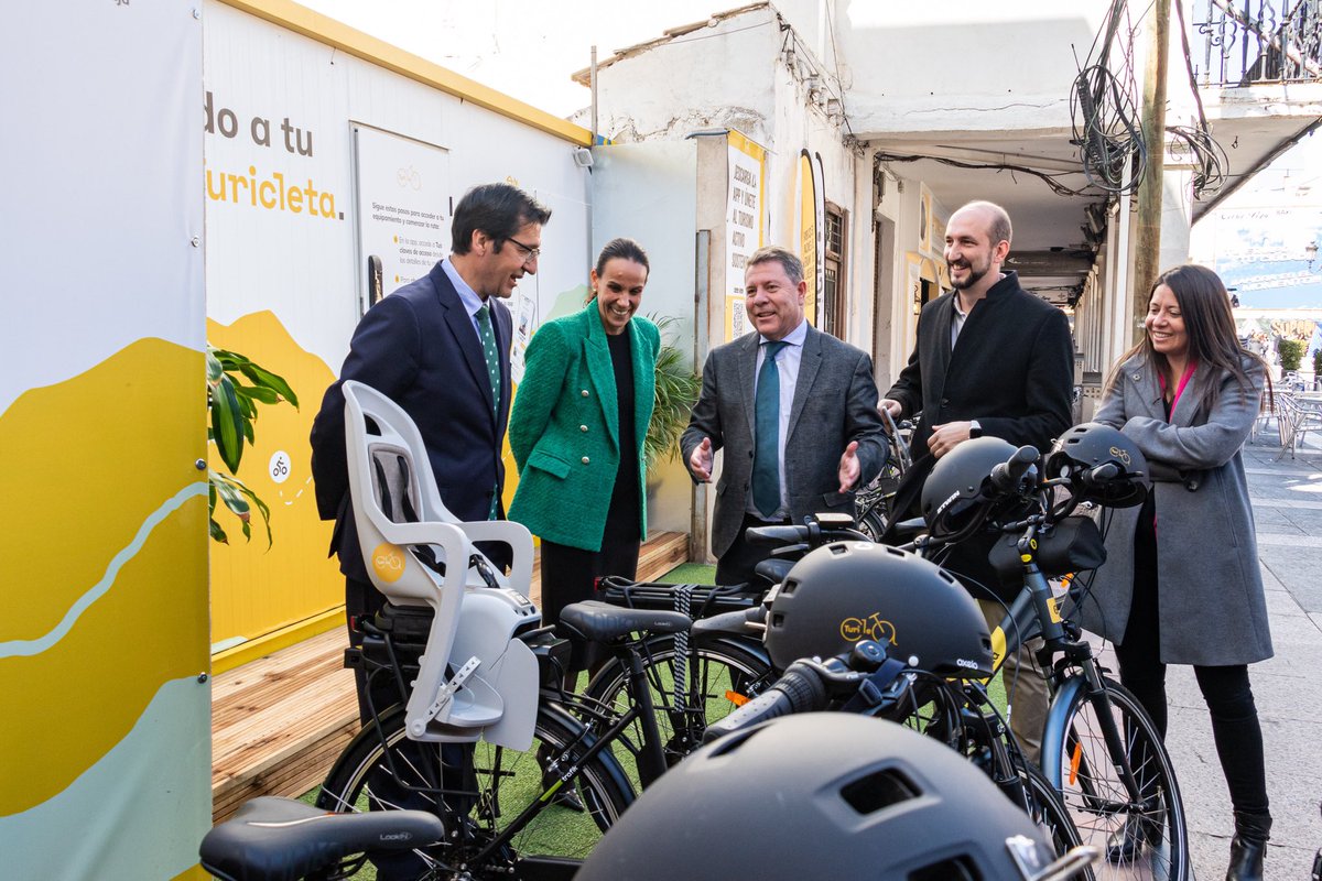 TuriCleta's tweet photo. Hoy hemos inaugurado la primera estación de Turicleta en la Plaza Mayor de Ciudad Real con la visita de @garciapage acompañado de @JoseleCaballero y @MasiasEva que muy pronto estará en pleno funcionamiento https://t.co/qHH2BhQFJY