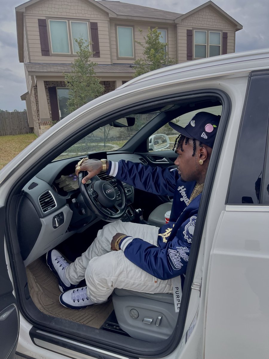 rayd1nero's tweet photo. Im the shit wit no effort not even tryn😴Imma keep gettn rich the broke niggas dyin😂 https://t.co/VvdieKAswX