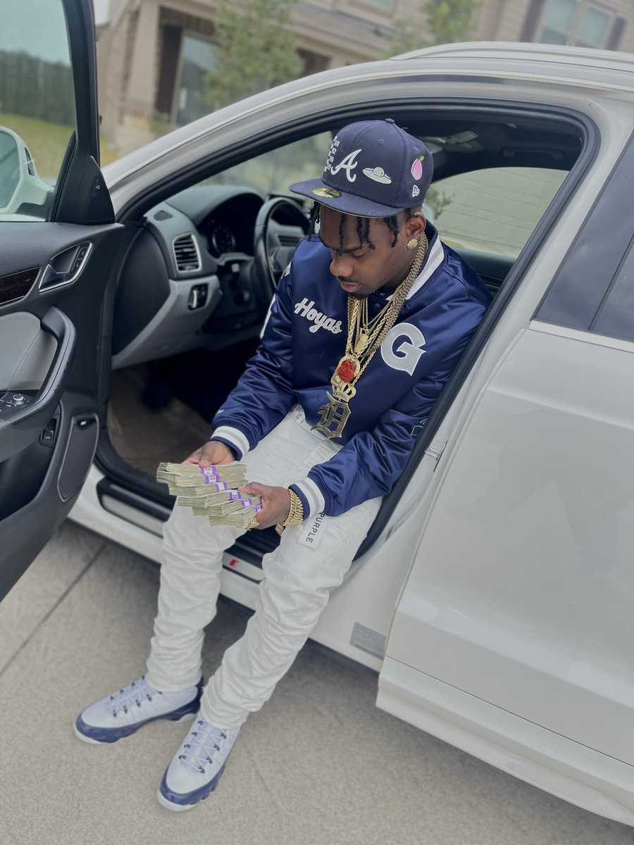 rayd1nero's tweet photo. Im the shit wit no effort not even tryn😴Imma keep gettn rich the broke niggas dyin😂 https://t.co/VvdieKAswX