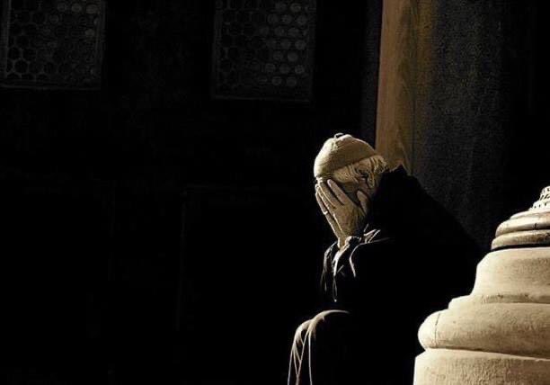 من رحمة الله بعبده أن يبتليه ببلاء لا يستطيع البوح به ، ولا يجد من يفهمه في تفاصيله ؛ حتى لا يكون في قلبه تعلُّقٌ بأحدٍ غير الله يشكو إليه .