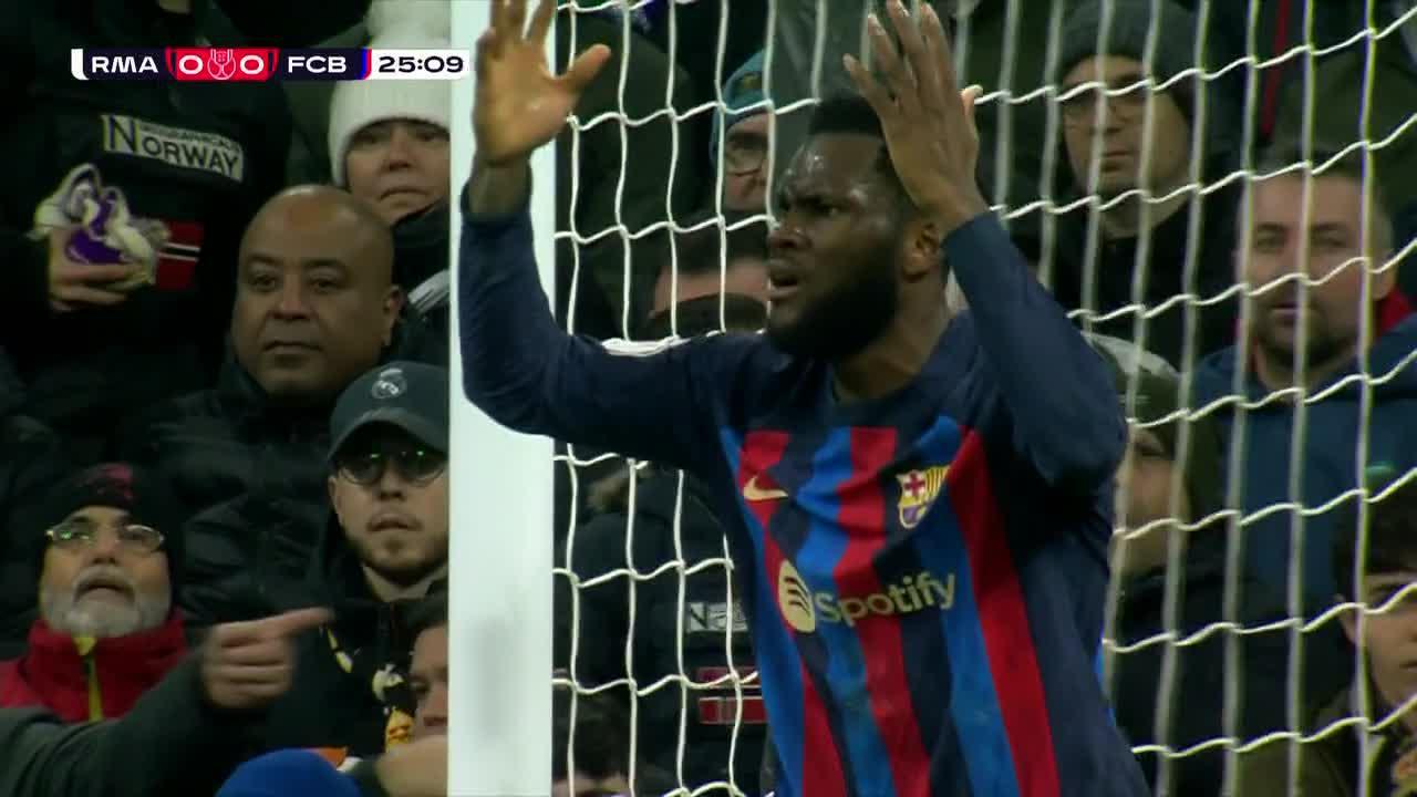 FRANK KESSIE OPENS THE SCORING FOR BARCELONA! 😮”