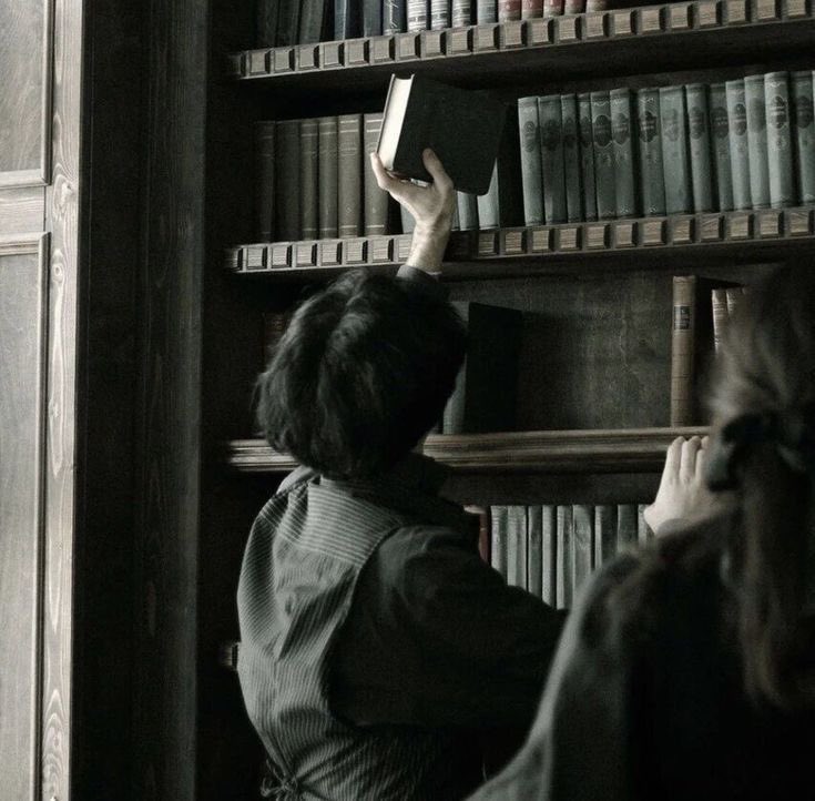 lteanv's tweet photo. #kuroaka 

стопки пыльных книг, которые явно были старше здания университета, устоявшийся запах потрепанных страниц и гробовая тишина, соблюдаемая в каждой библиотеке. https://t.co/4JPPDKKoBc