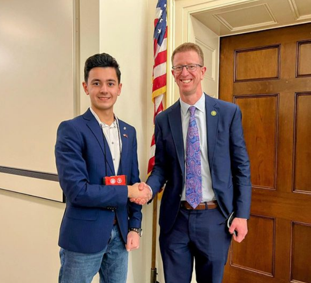 yesprogramnews's tweet photo. Yesterday, #KLYES students on the #CivEdWeek met with the senators, representatives, and the offices of their host communities. Thank you to all the offices for taking the time to meet with the young future leaders from the 37 different countries of #KLYES! https://t.co/P7uaYQPkKz