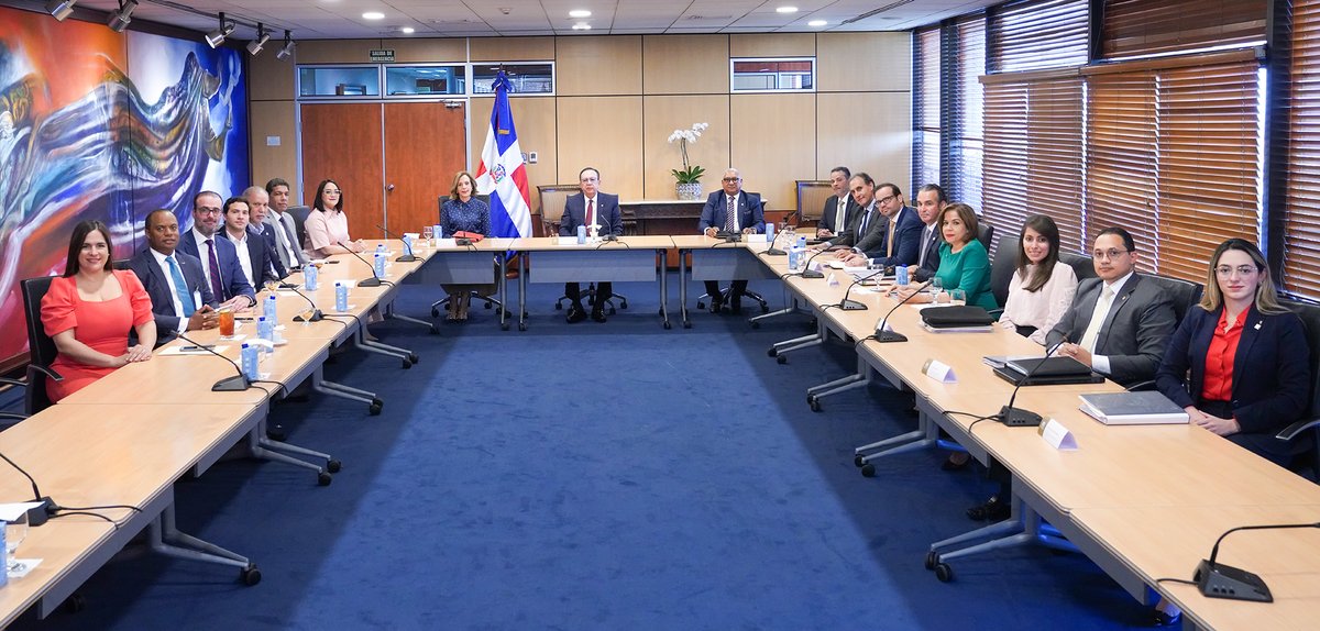 #NotaBCRD
Gobernador Valdez Albizu se reúne con la nueva directiva de ADOEXPO para pasar revista al comportamiento y últimos avances del sector exportador en RD. bit.ly/3y5bo47